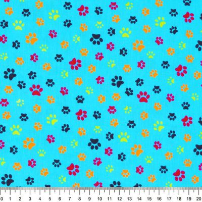 Tecido-Tricoline-Pegadas-Coloridas-Fundo-Azul-Della-Aviamentos-9466.