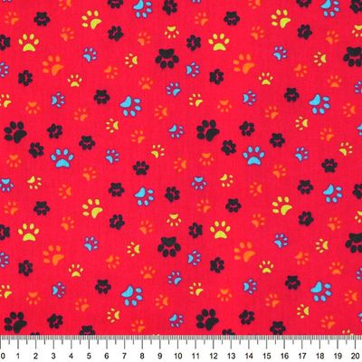 Tecido-Tricoline-Pegadas-Coloridas-Fundo-Vermelho-Della-Aviamentos-9465.