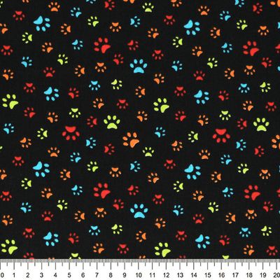 Tecido-Tricoline-Pegadas-Coloridas-Fundo-Preto-Della-Aviamentos-9464.